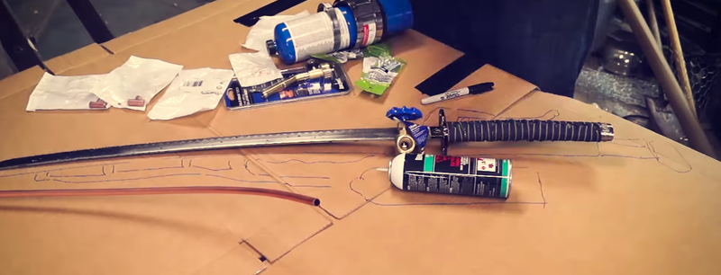 Illustration for article titled Esta katana de fuego es el sueño de todo cosplayer de Fallout 4